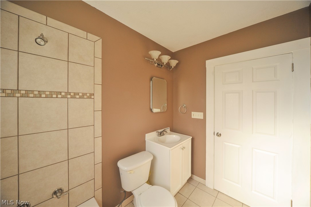 197 Struthers-Liberty Road Campbell, OH 44405 - Photo 13 of 27 Plenty of lighting, recessed medicine chest/mirror and tile floor.