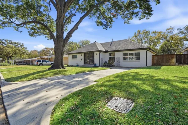 $349,000 | 5717 South Wells Circle, Westworth Village, TX 76114