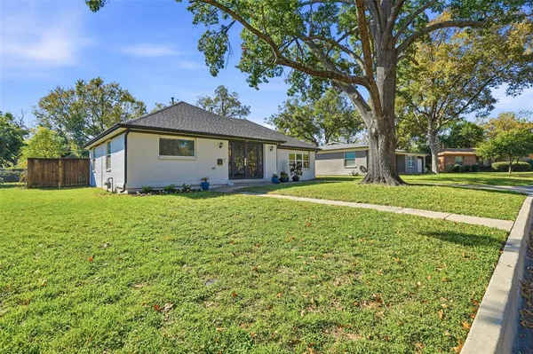 $349,000 | 5717 South Wells Circle, Westworth Village, TX 76114