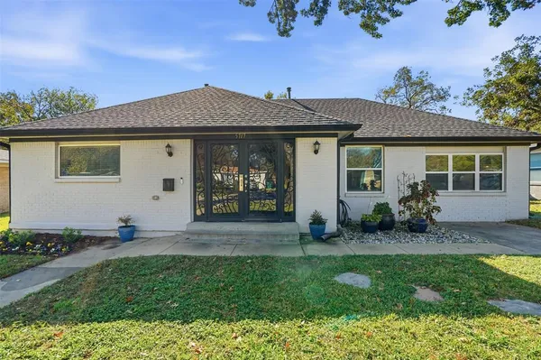 $349,000 | 5717 South Wells Circle, Westworth Village, TX 76114