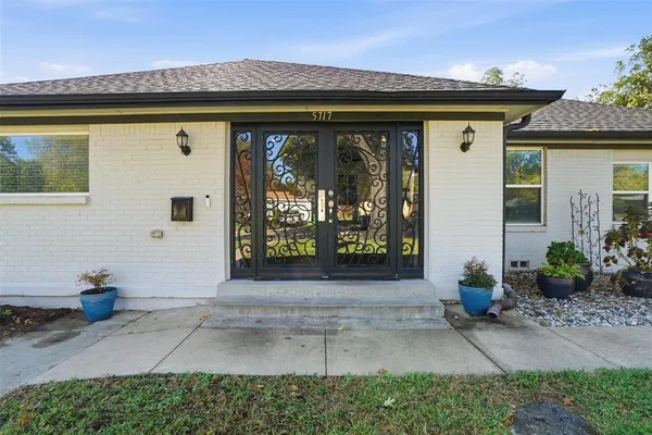 $349,000 | 5717 South Wells Circle, Westworth Village, TX 76114