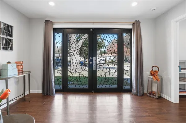 $349,000 | 5717 South Wells Circle, Westworth Village, TX 76114