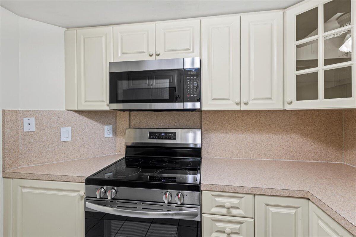 511 Southwest South River Drive, Unit 103 Stuart, FL 34997 - Photo 19 of 40 21-GG3A8215