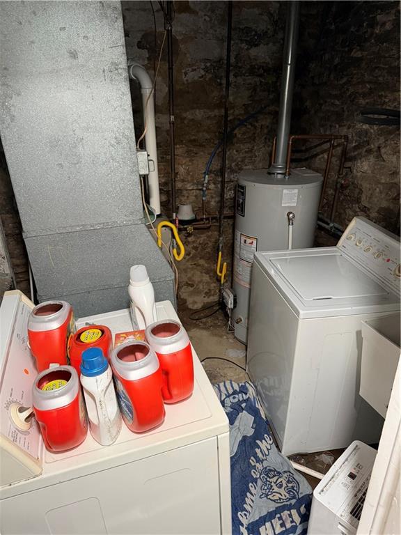 525 Franklin Street Freeport, PA 16229 - Photo 9 of 25 a utility room with dryer and washer