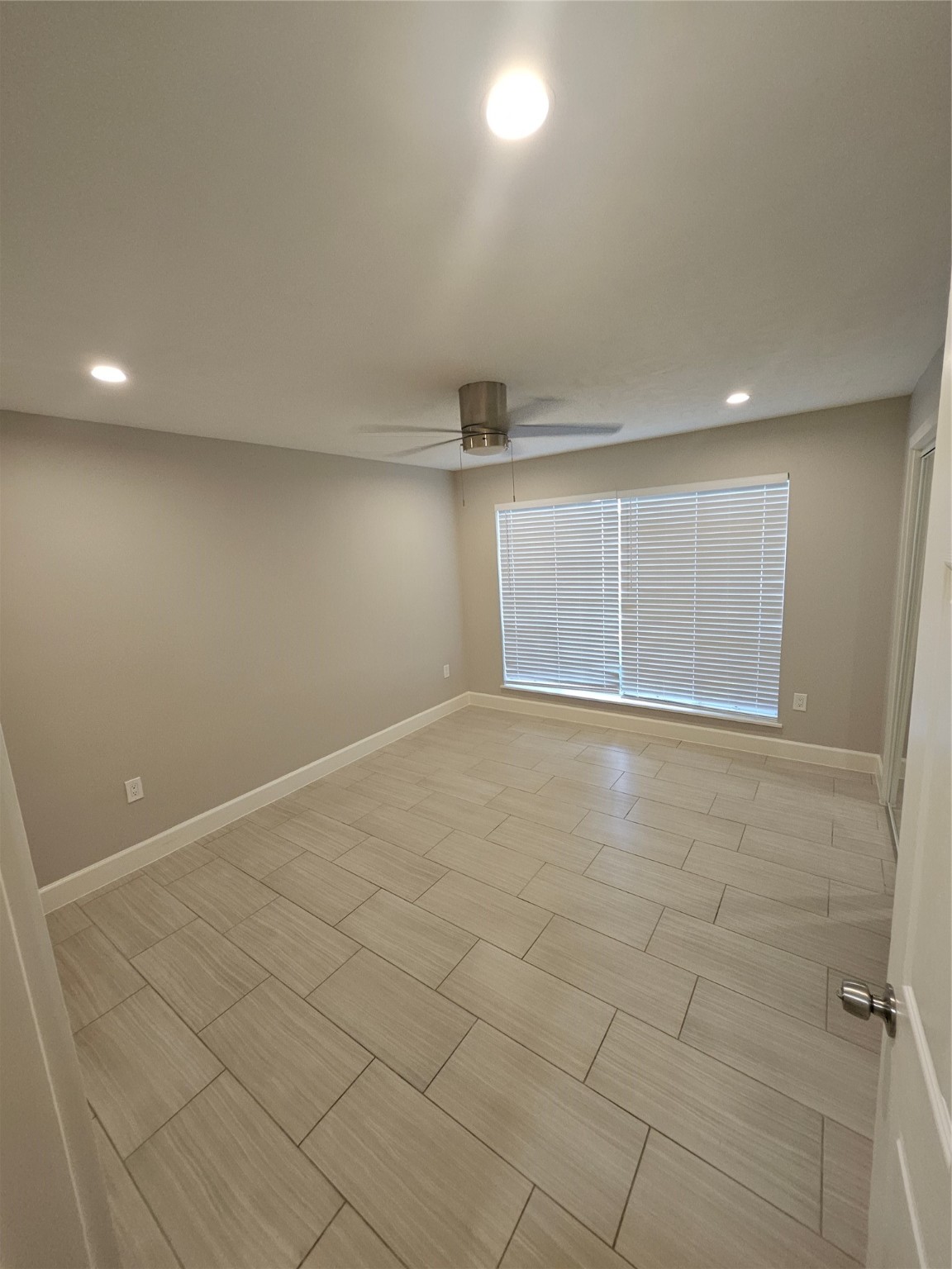 2101 Fountain View Drive, Unit 4 6 Houston, TX 77057 - Photo 15 of 26 en empty room with windows