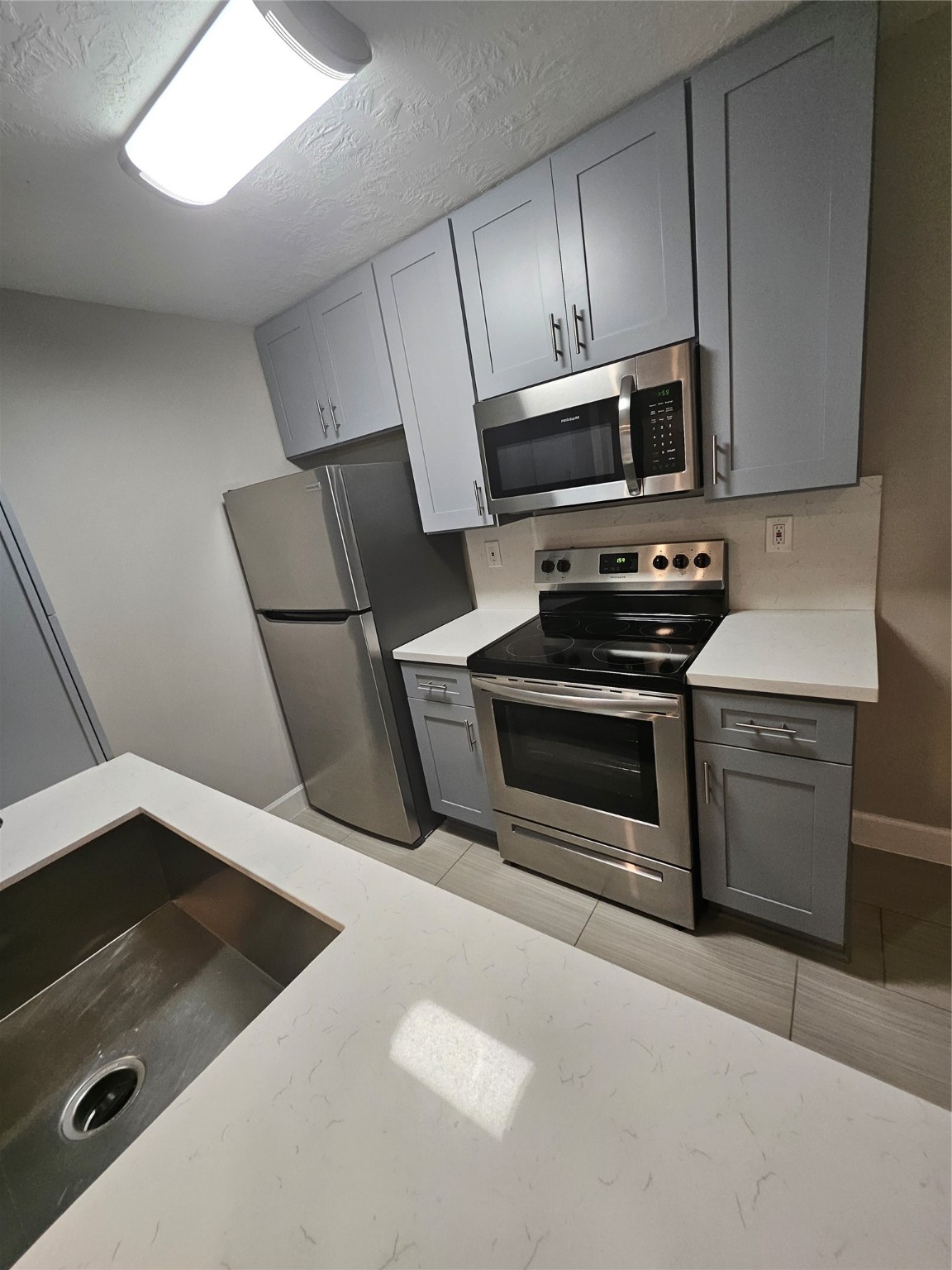2101 Fountain View Drive, Unit 4 6 Houston, TX 77057 - Photo 19 of 26 a kitchen with stainless steel appliances a stove a microwave and a sink