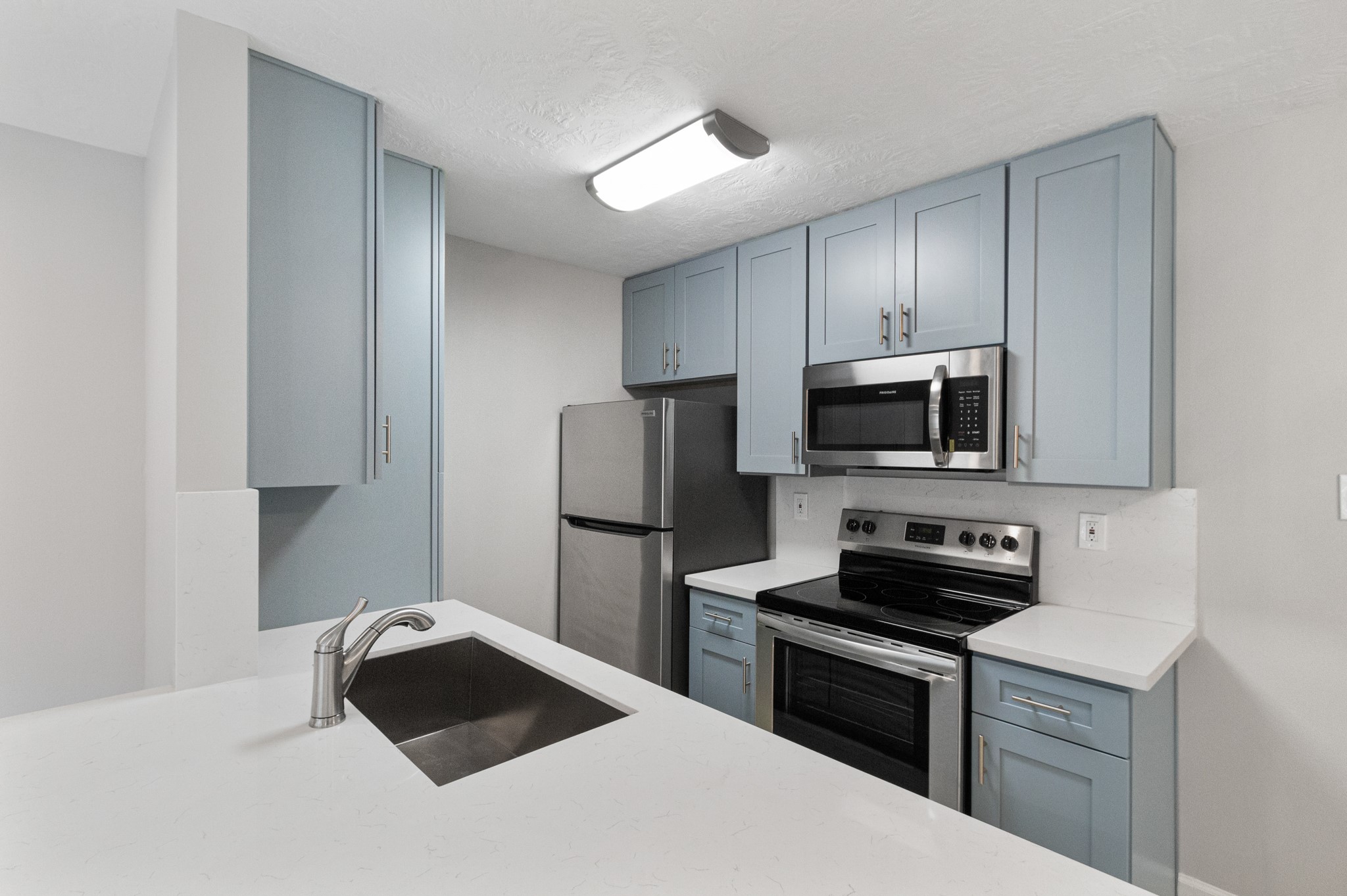 2101 Fountain View Drive, Unit 4 6 Houston, TX 77057 - Photo 2 of 26 a kitchen with stainless steel appliances a stove microwave and refrigerator