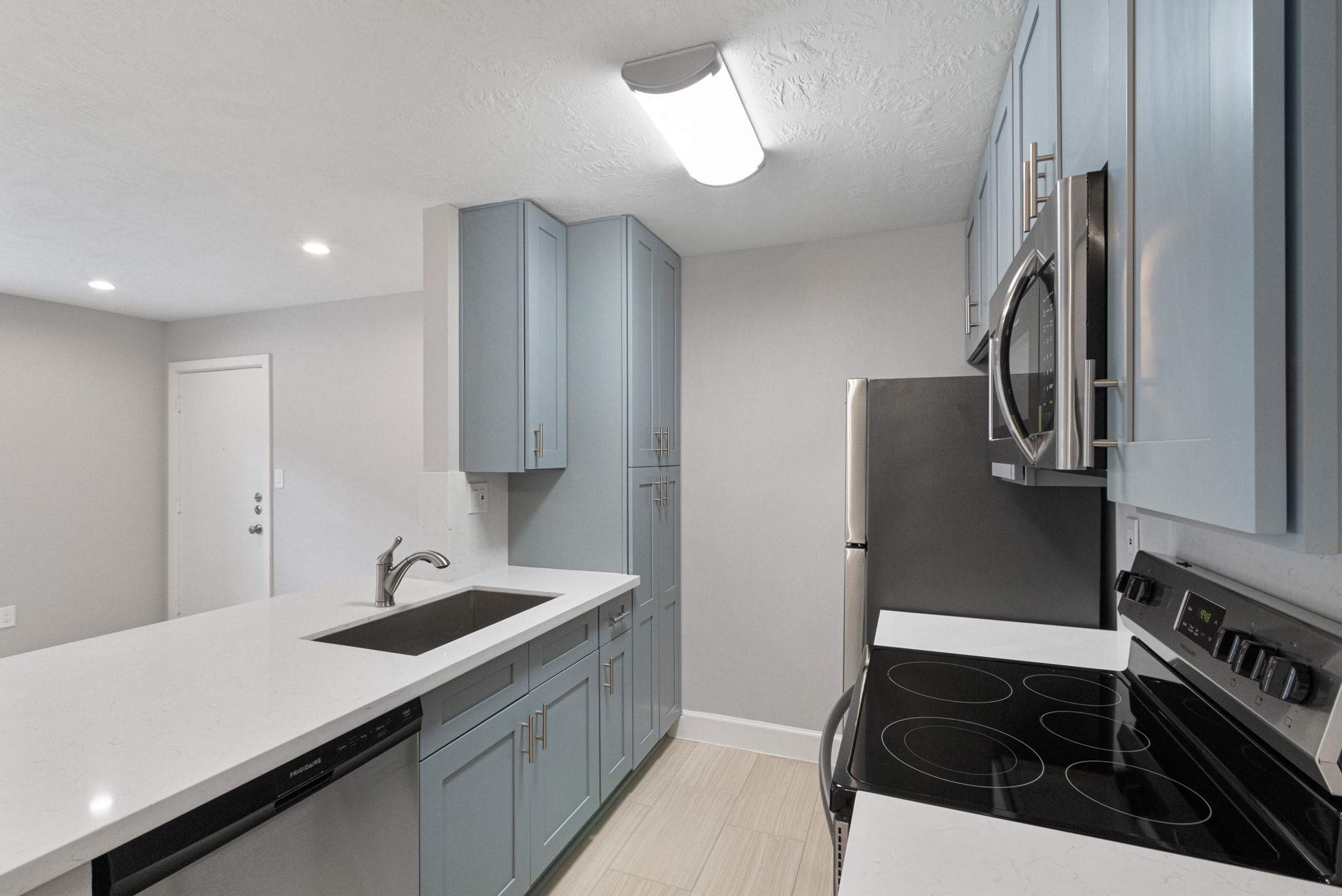 2101 Fountain View Drive, Unit 4 6 Houston, TX 77057 - Photo 6 of 26 a kitchen with stainless steel appliances a sink stove and refrigerator