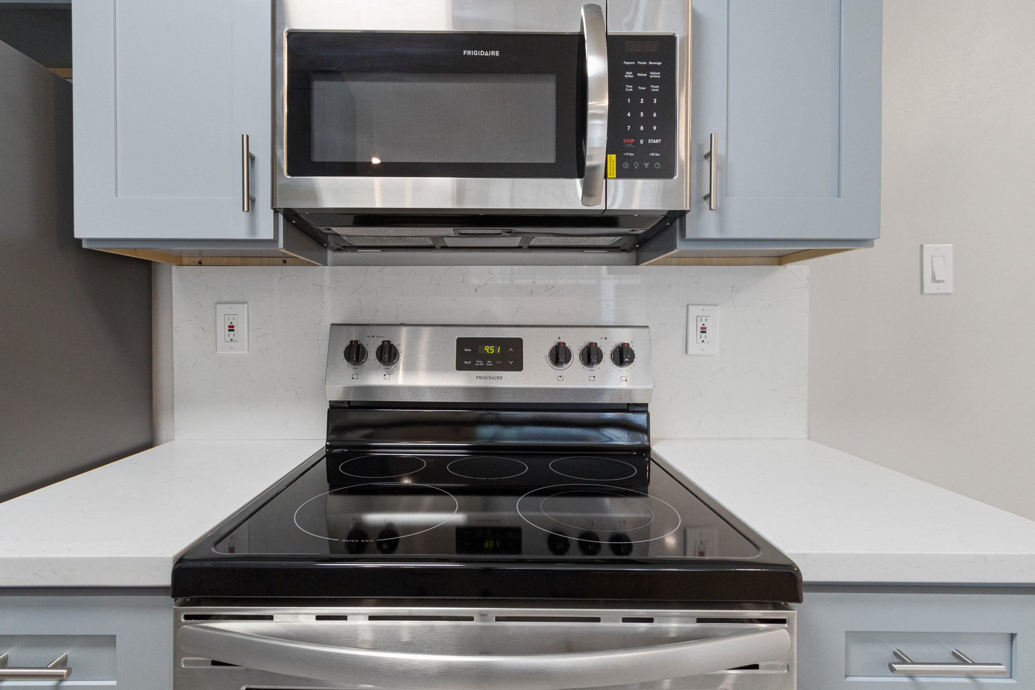 2101 Fountain View Drive, Unit 4 6 Houston, TX 77057 - Photo 8 of 26 a stove top oven sitting inside of a kitchen