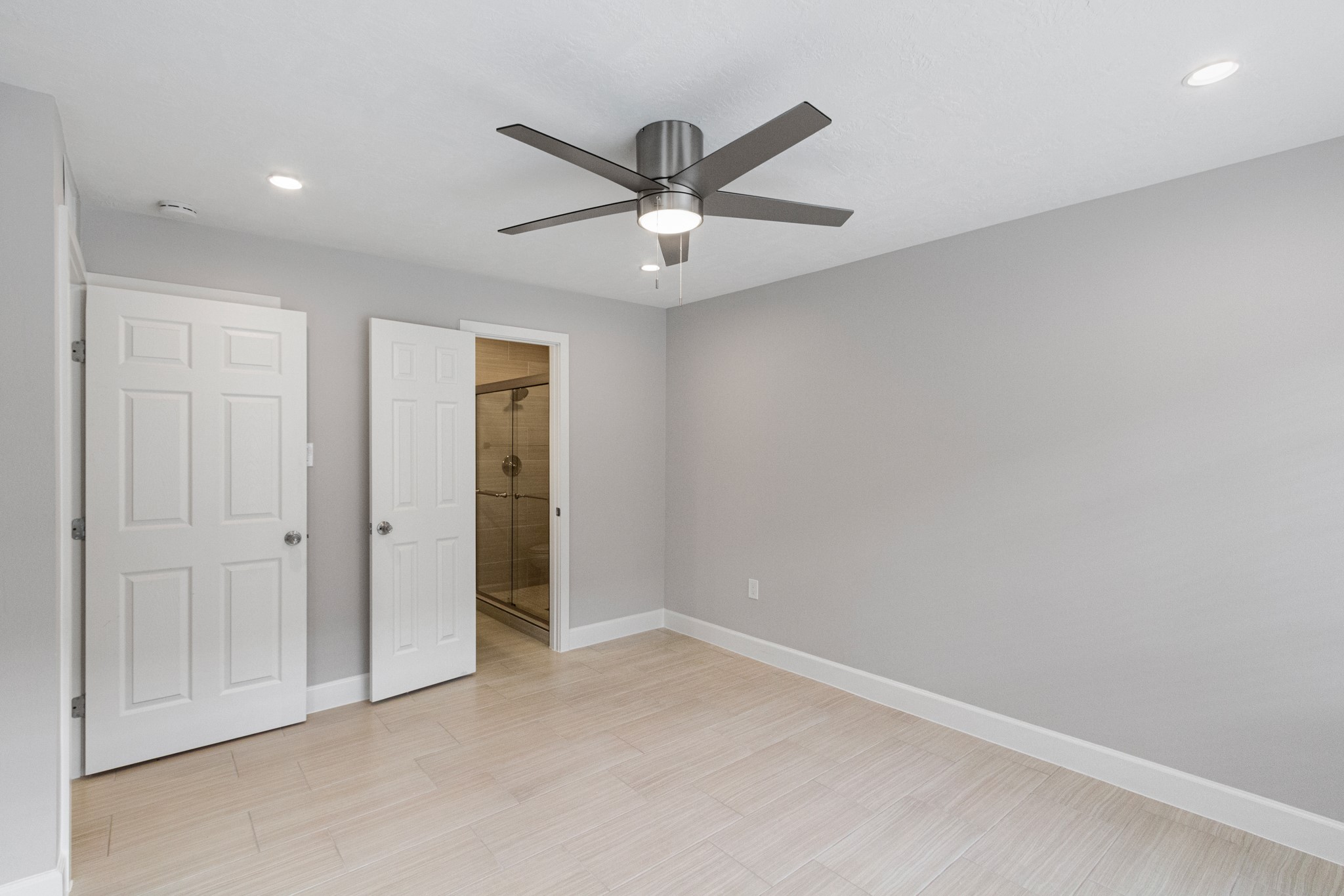 2101 Fountain View Drive, Unit 4 6 Houston, TX 77057 - Photo 10 of 26 an empty room with closet and a ceiling fan