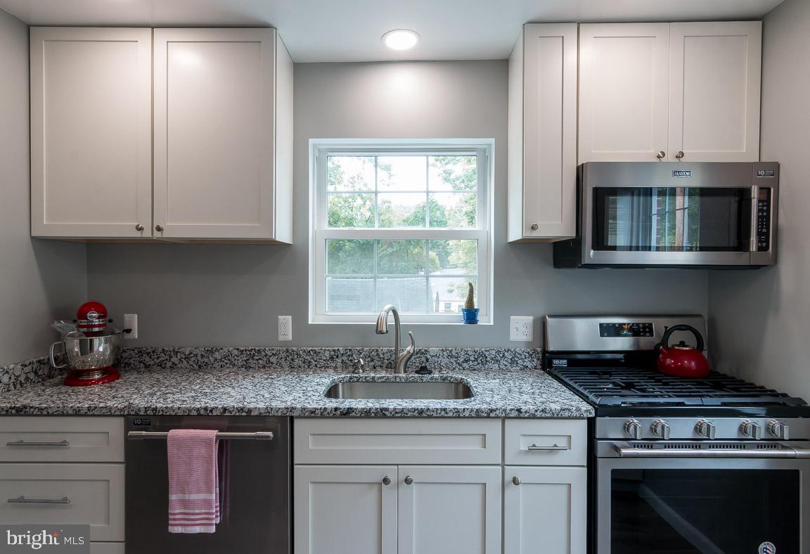 416 Hillen Road Baltimore, MD 21286 - Photo 13 of 47 White cabinetry & grnaite counters