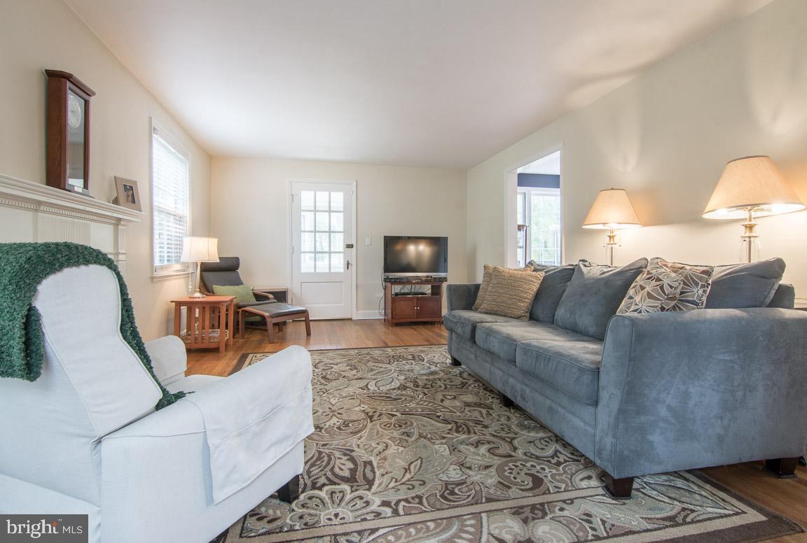 416 Hillen Road Baltimore, MD 21286 - Photo 3 of 47 Large living room