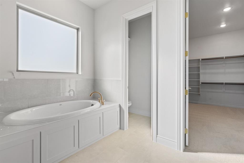 412 Collum View Azle, TX 76020 - Photo 14 of 29 a bathroom with a sink and a bathtub