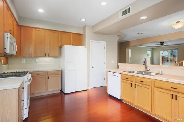 a view of entryway with livingroom