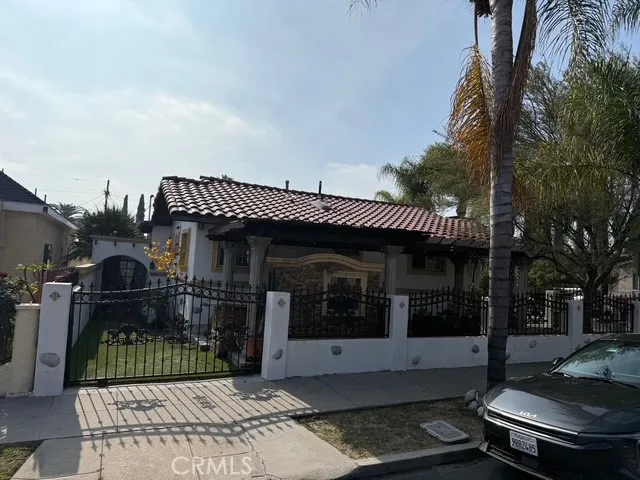 a view of a house with backyard and sitting area