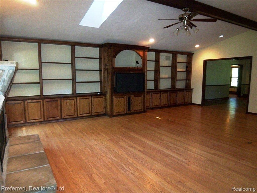 50839 Hanford Road Canton, MI 48187 - Photo 6 of 15 Greatroom Built ins