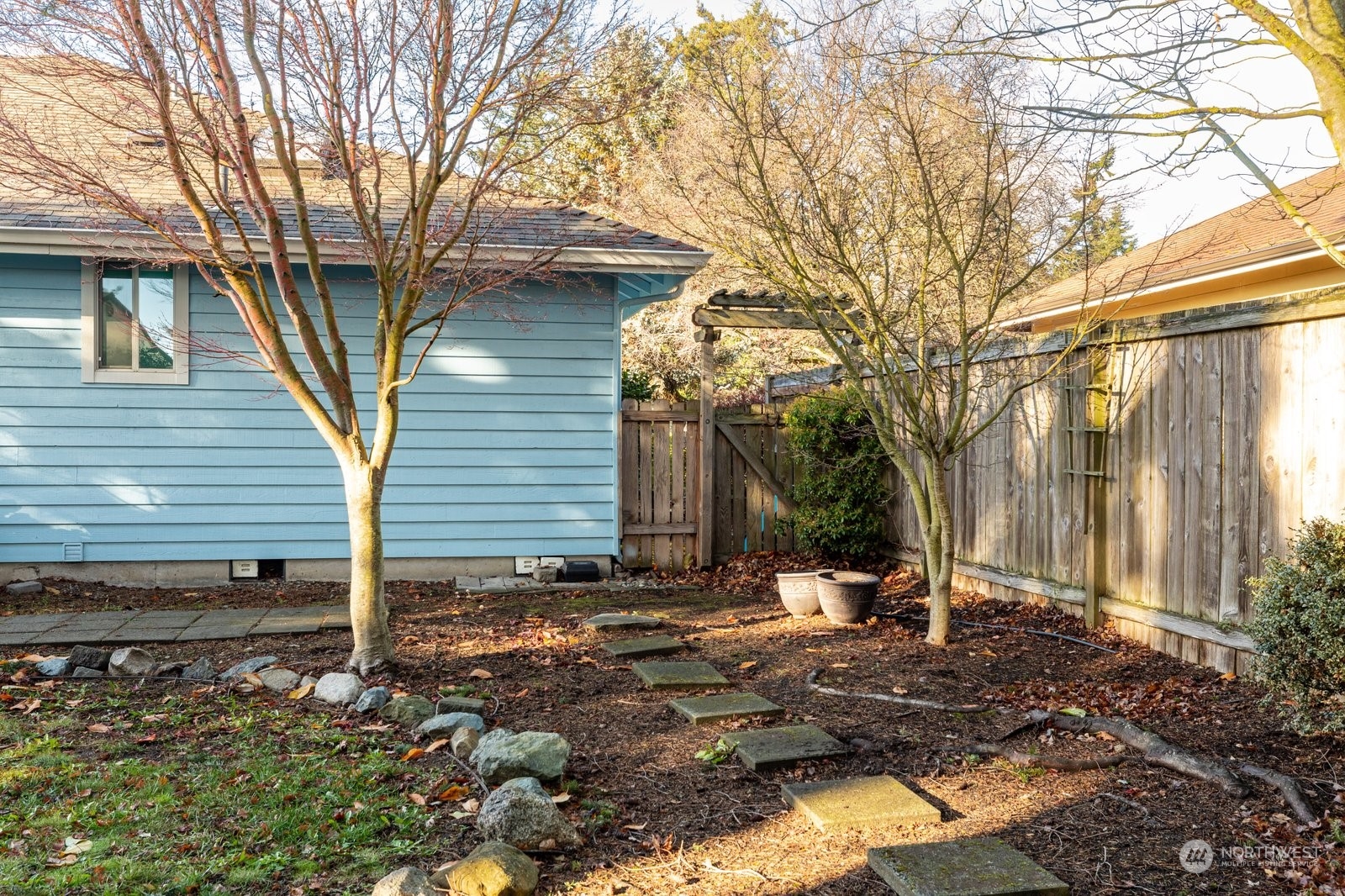1450 Southwest Islander Lane Oak Harbor, WA 98277 - Photo 38 of 40 a backyard of a house