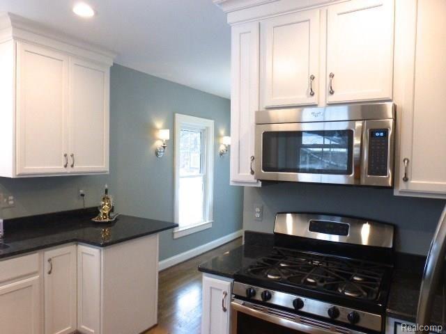 847 Fisher Road Grosse Pointe, MI 48230 - Photo 7 of 16 P1010955.JPG
