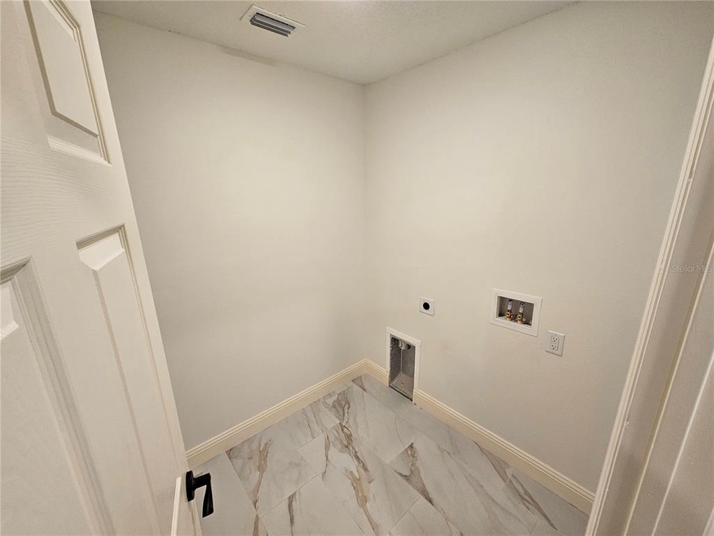 1640 Strathmore Circle Mount Dora, FL 32757 - Photo 3 of 18 a view of small space