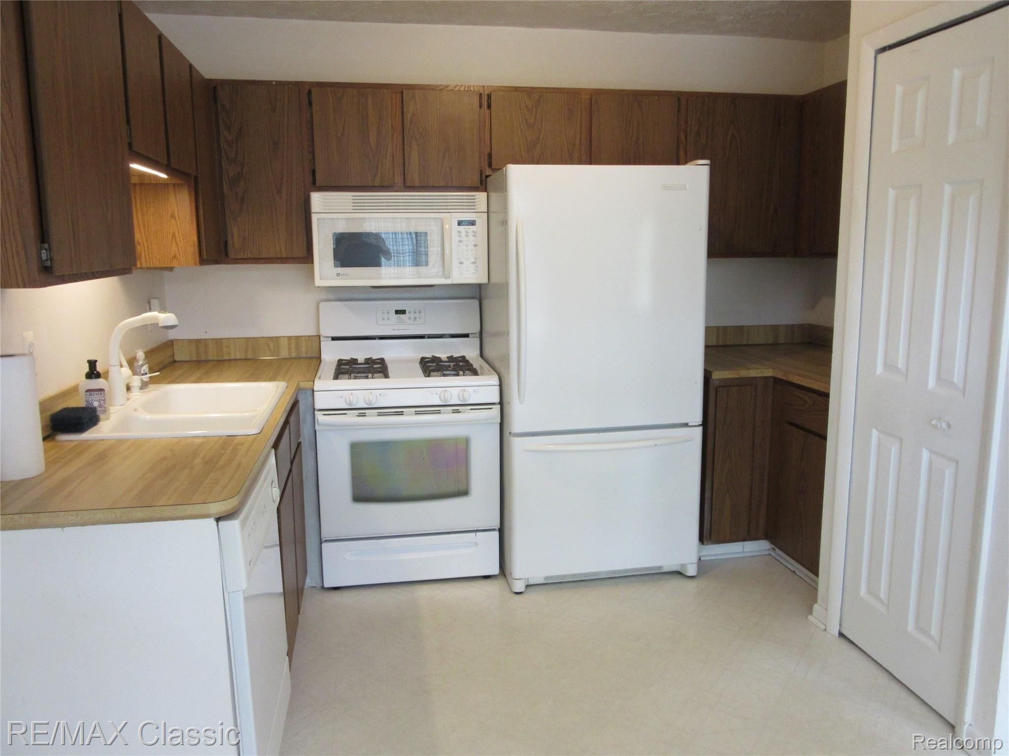 10415 Maple Road Hartland, MI 48353 - Photo 6 of 23 10415 Maple 014.JPG