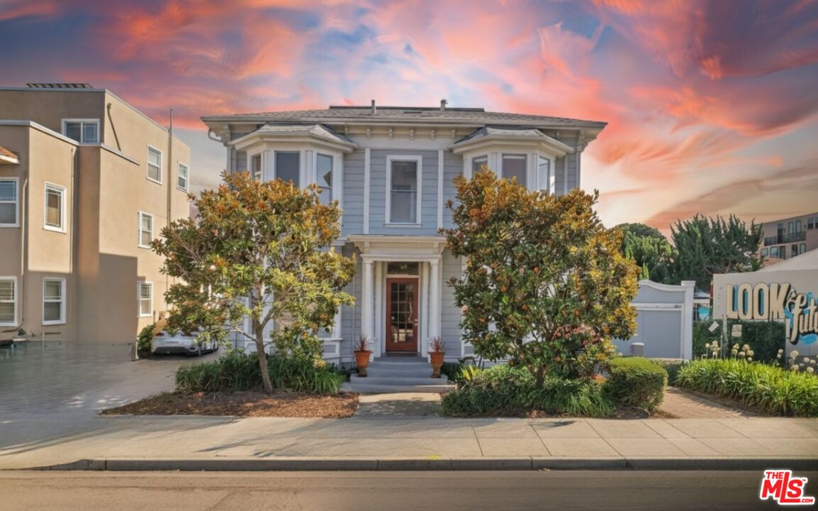 487 43rd Street, Unit 3 Oakland, CA 94609 - Photo 1 of 9 front view of house with a yard