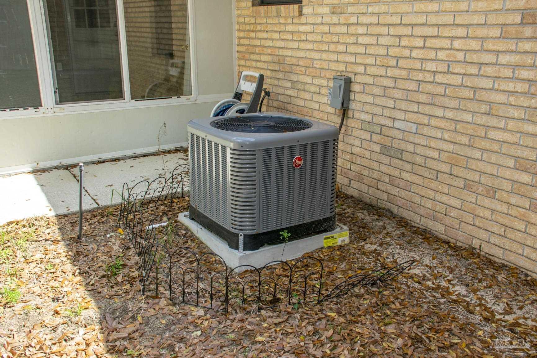 6514 Oakcrest Road Milton, FL 32570 - Photo 67 of 68 a view of a sink in the back yard