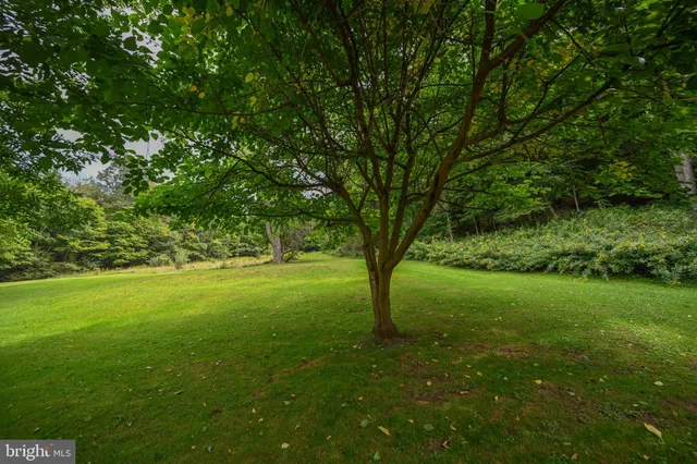 a house that is sitting in the grass