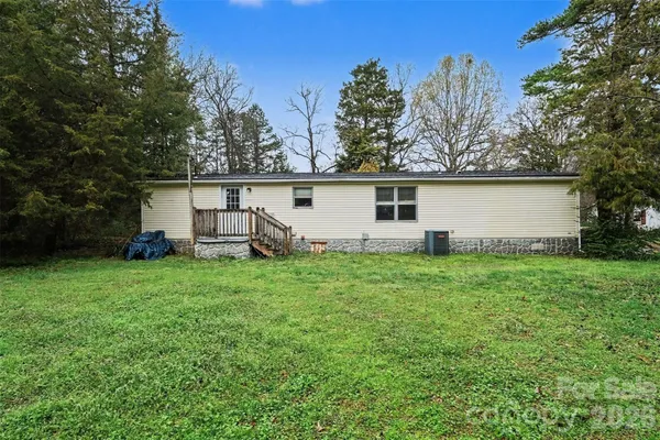 a view of a back yard of the house