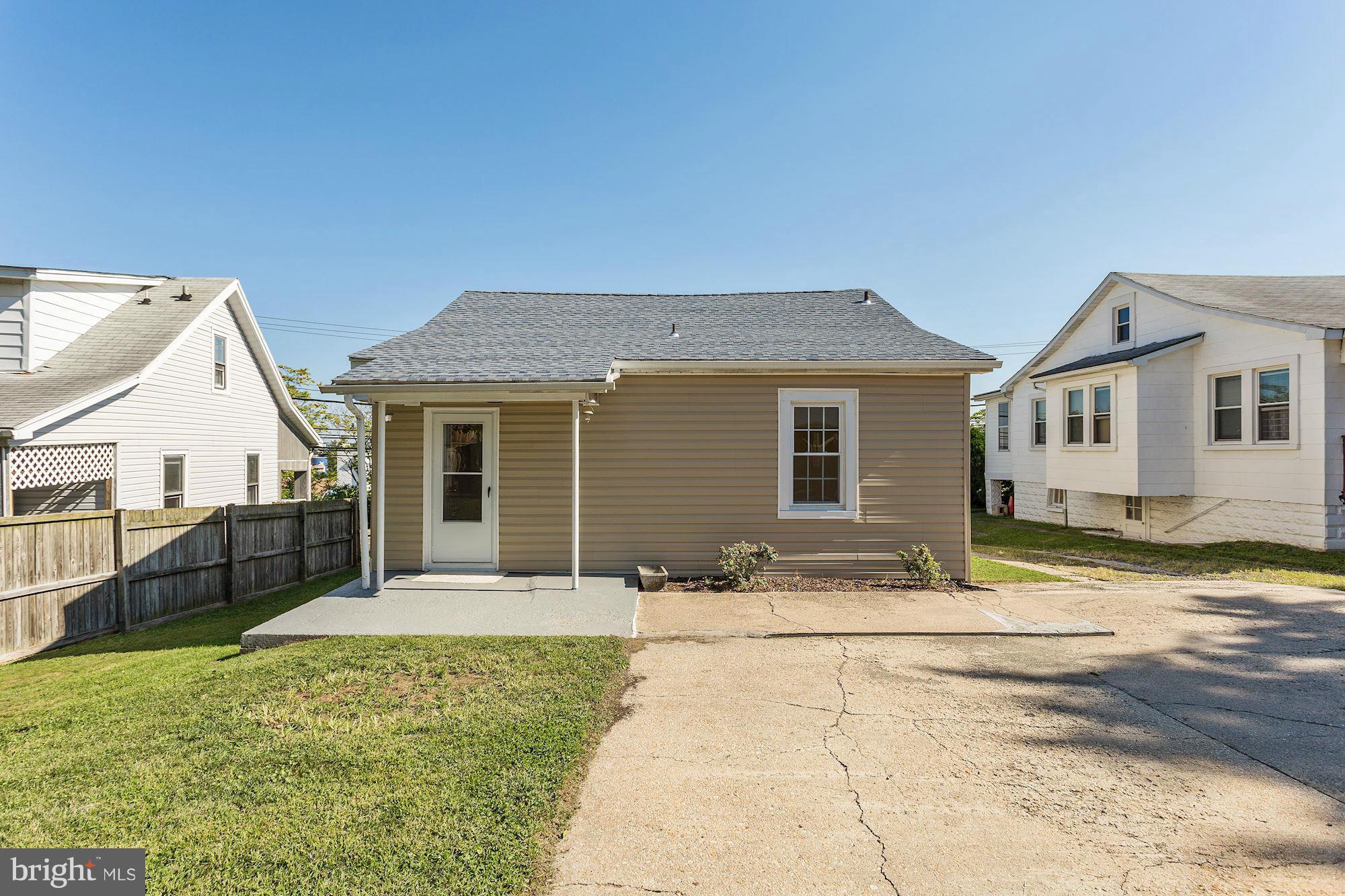 824 North Point Road Baltimore, MD 21224 - Photo 14 of 16 Exterior (Rear)