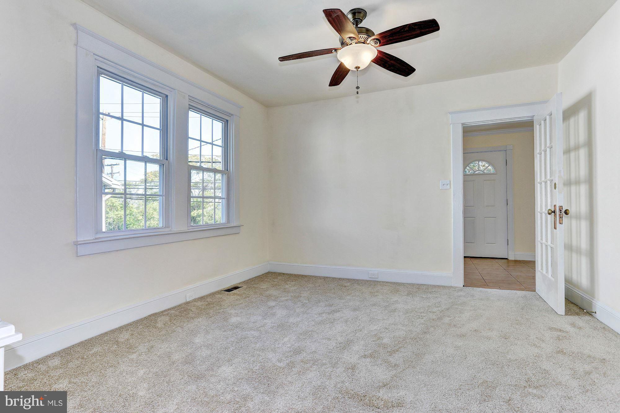 824 North Point Road Baltimore, MD 21224 - Photo 3 of 16 Living Room