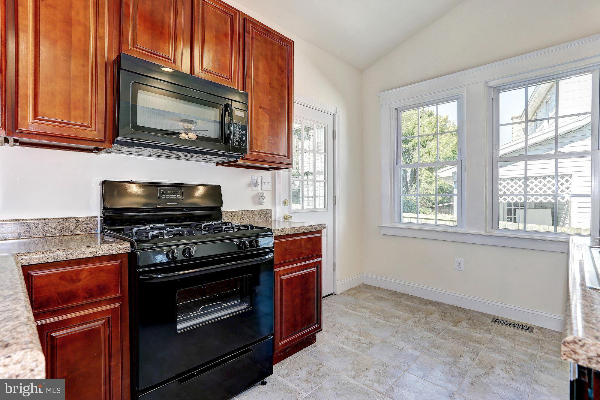 824 North Point Road Baltimore, MD 21224 - Photo 7 of 16 Kitchen
