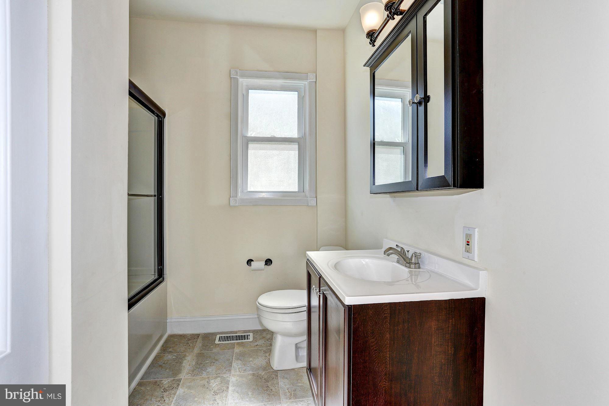 824 North Point Road Baltimore, MD 21224 - Photo 10 of 16 Bath