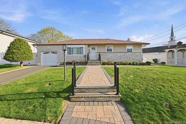 $899,000 | 3 Miriam Lane, Plainview, NY 11803
