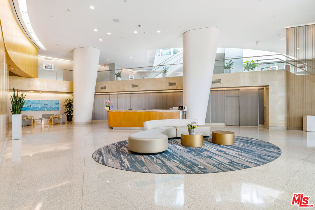 13600 Marina Pointe Drive, Unit 401 Marina del Rey, CA 90292 - Photo 27 of 41 a kitchen with a table and chairs