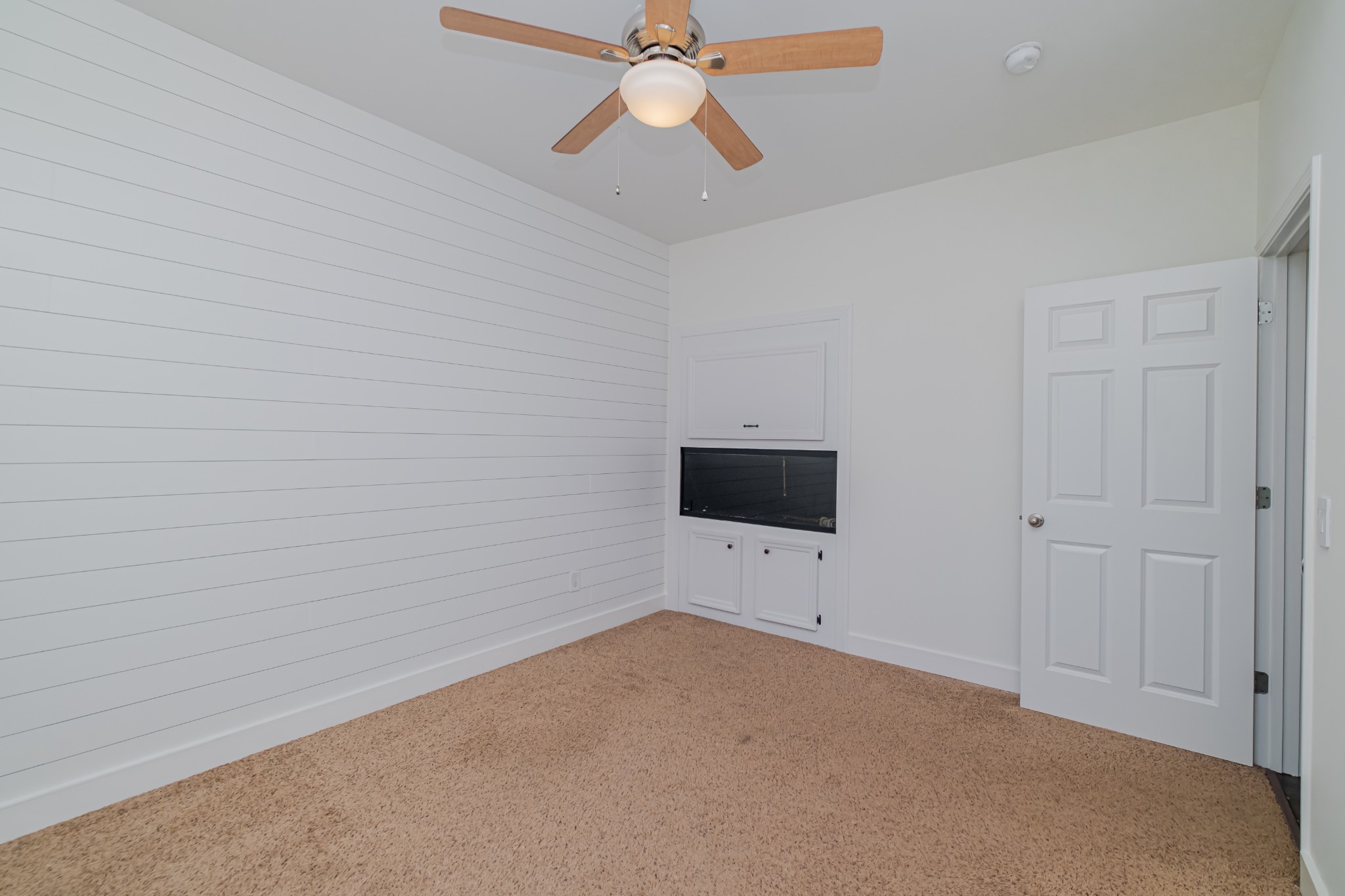 4781 Brookhollow Road Chapel Hill, TN 37034 - Photo 42 of 57 en empty room with ceiling fan and window
