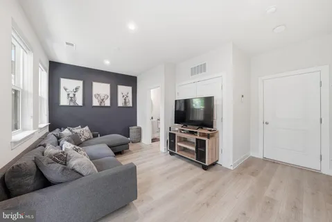 $1,050,000 | 1015 South Taylor Court, Arlington, VA 22204