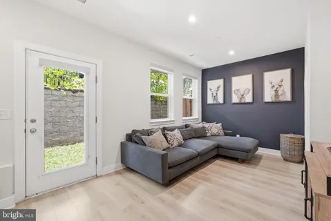 $1,050,000 | 1015 South Taylor Court, Arlington, VA 22204