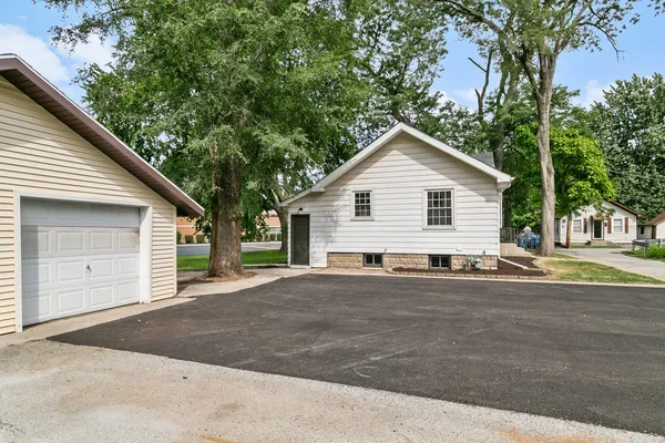 $230,700 | 428 East 156th Place, South Holland, IL 60473