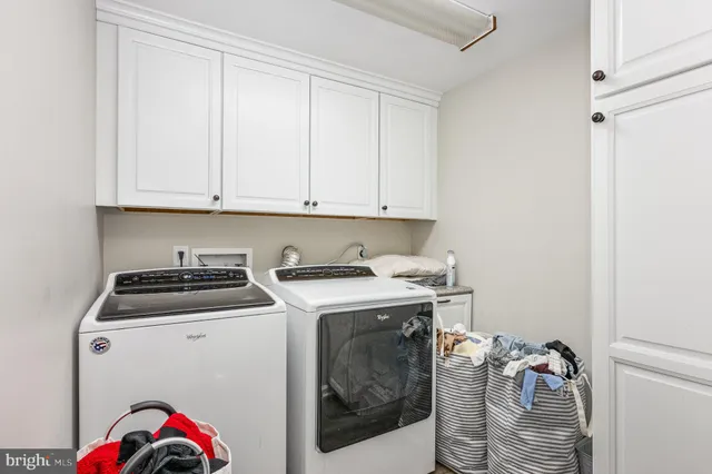 a view of livingroom with furniture