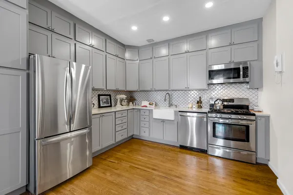 $515,000 | 425 East 78th Street, Unit 5D | Upper East Side