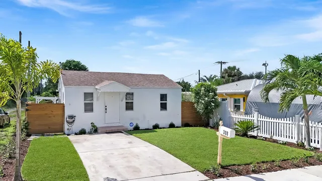 $2,995 | 308 Southwest 1st Street, Delray Beach, FL 33444