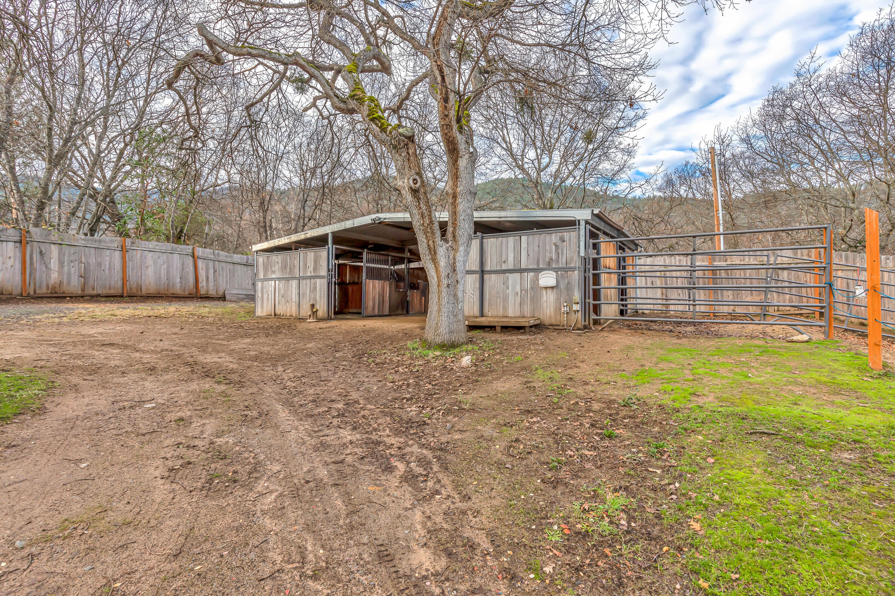 4260 Clayton Road Ashland, OR 97520 - Photo 28 of 41 Stable