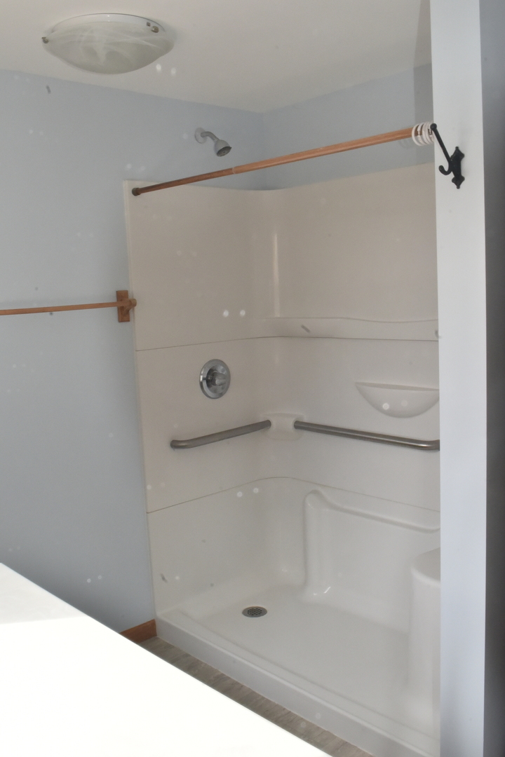 13801 Lister Road Morrison, IL 61270 - Photo 9 of 30 a bathroom with a shower
