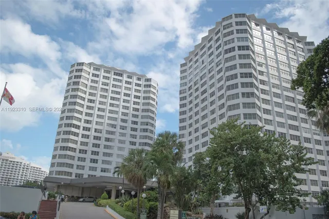 $3,200 | 825 Brickell Bay Drive, Unit 750, Miami, FL 33131