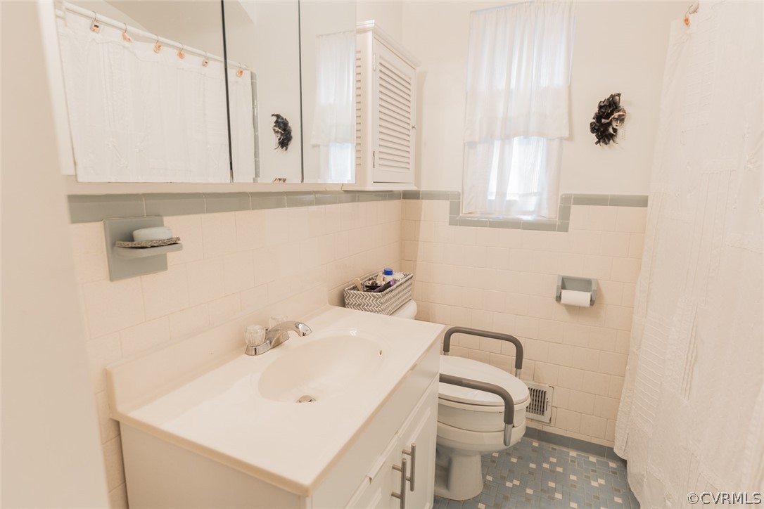 7404 Biscayne Road Henrico, VA 23294 - Photo 15 of 22 Cute full bathroom.