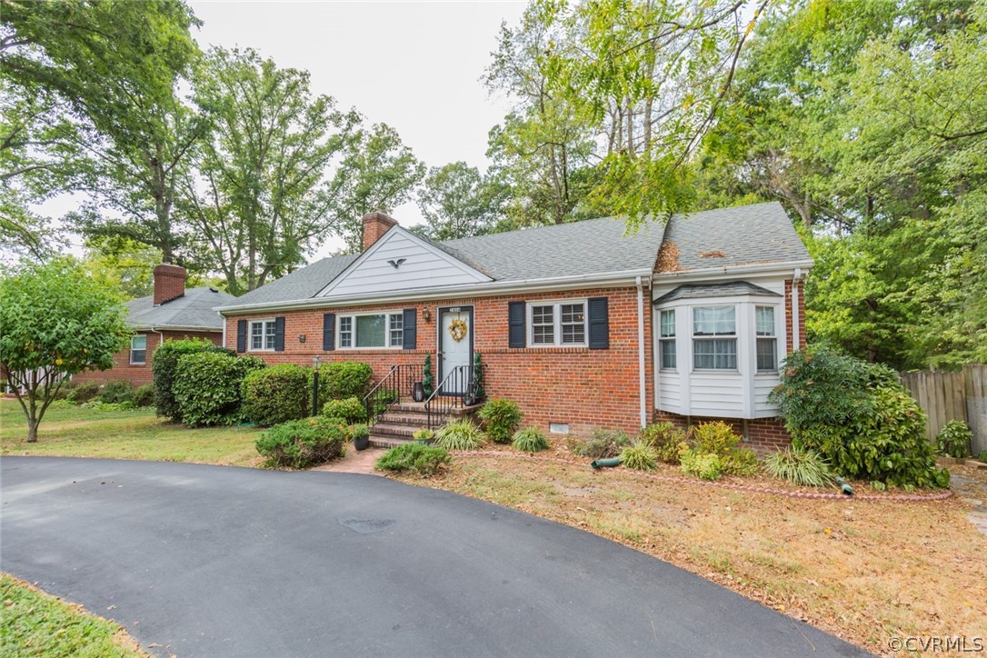 7404 Biscayne Road Henrico, VA 23294 - Photo 2 of 22 Paved circular driveway!