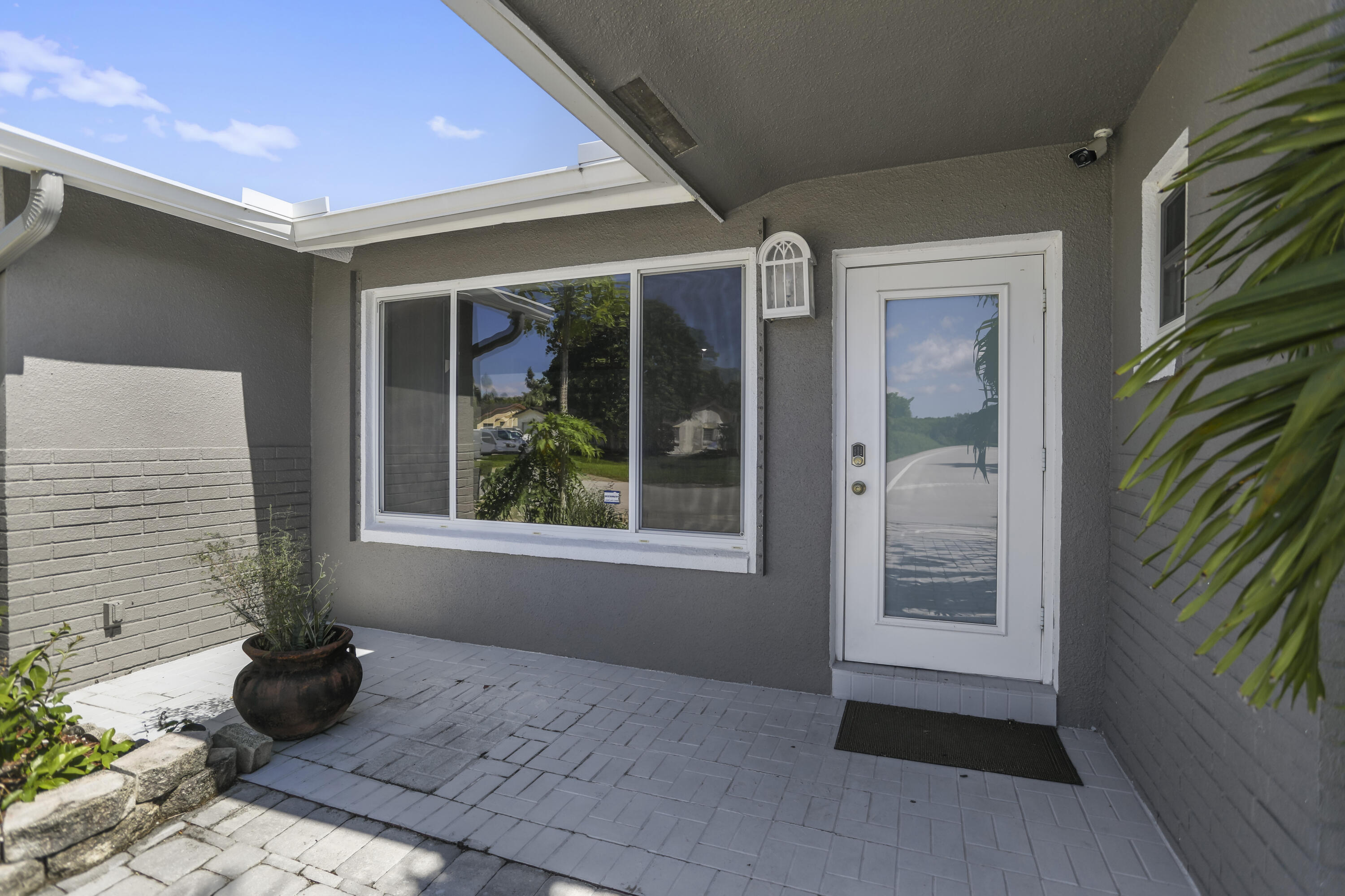 22682 Southwest 65th Avenue Boca Raton, FL 33428 - Photo 4 of 58 a room that has a bed and a window