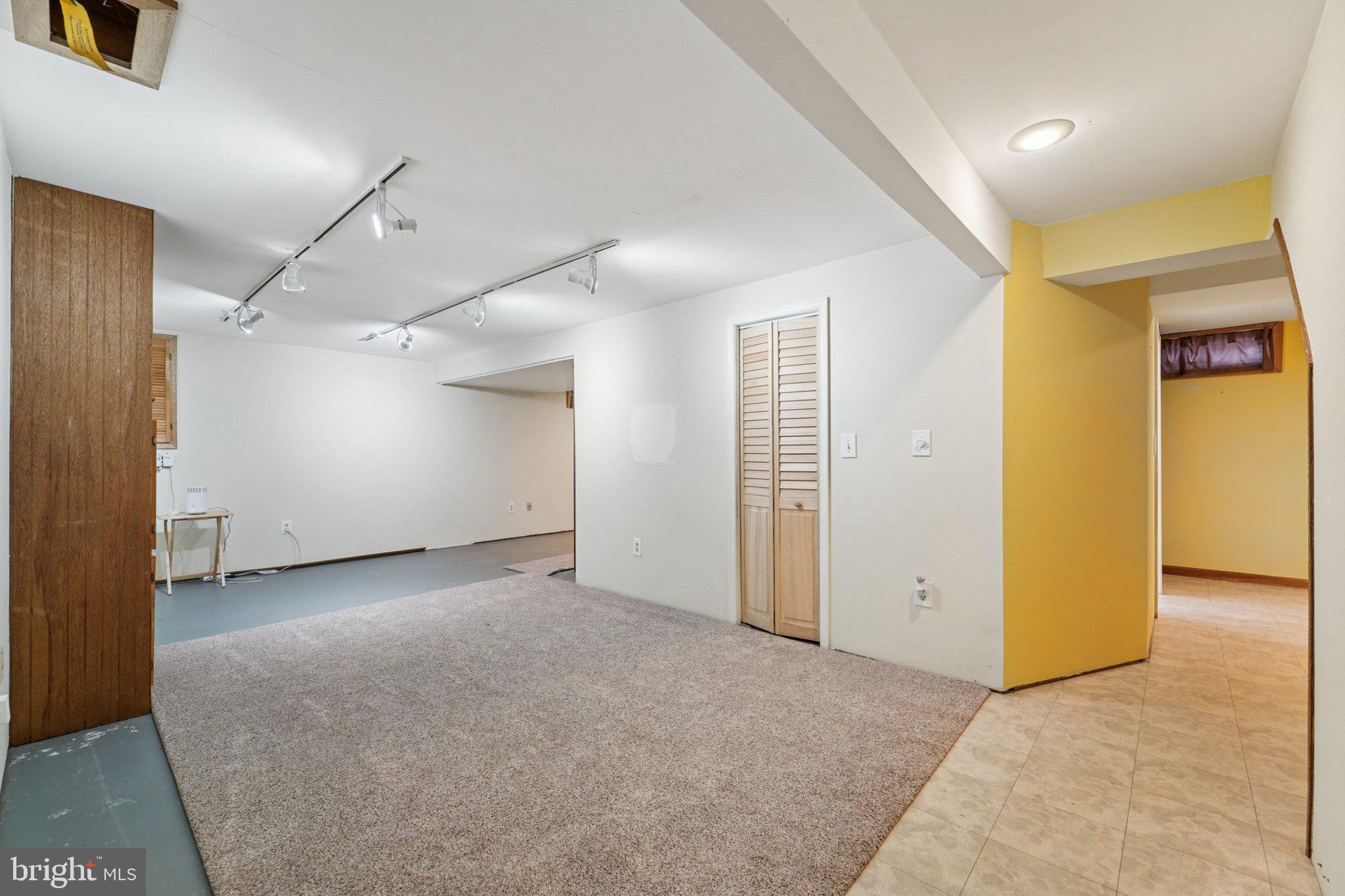 216 Bookham Lane Gaithersburg, MD 20877 - Photo 30 of 49 an empty room with a natural light