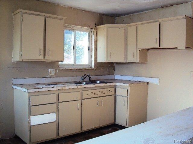 261-711883 - Kitchen View.JPG