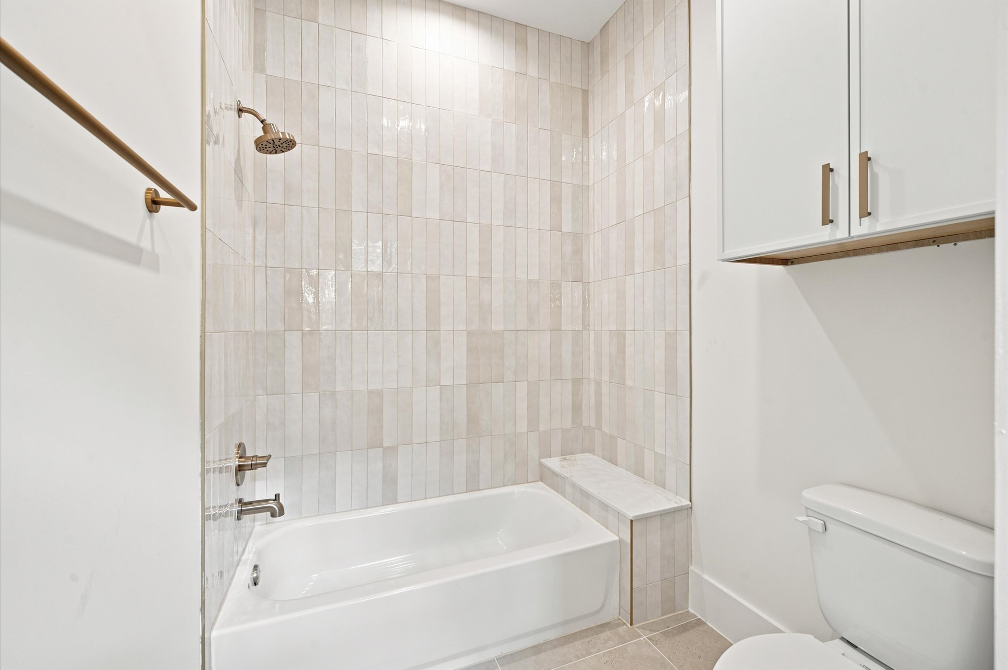 112 East 27th Street Houston, TX 77008 - Photo 28 of 43 Secondary bath with tub/shower combination.